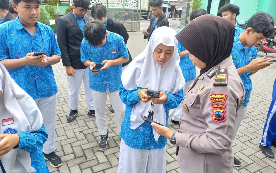 Wakasat Binmas Polresta Surakarta  Sambangi Pelajar MAN 1 Surakarta Sosialisasikan Aplikasi SIOLOS