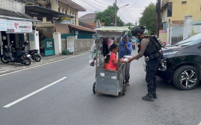 Jumat Berkah: Tim Sparta Sat Samapta Polresta Surakarta Bagikan Ratusan Nasi Kotak Kepada Warga