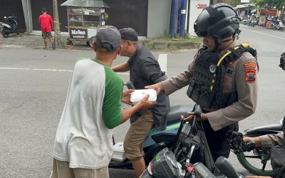 Tim Sparta Sat Samapta Polresta Surakarta Bagikan Ratusan Nasi Kotak dalam Kegiatan Jumat Berkah