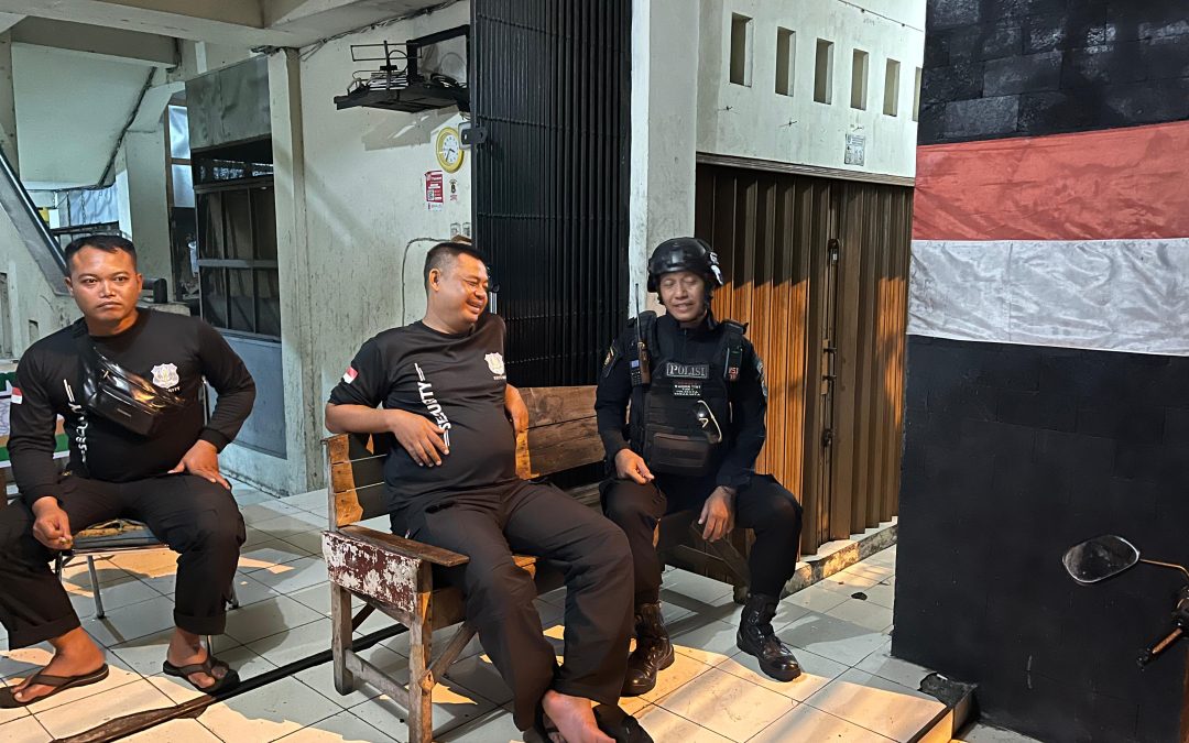 Tim Sparta Polresta Surakarta Gelar Patroli Dialogis Malam Hari, Sambangi Satpam Pasar Tradisional