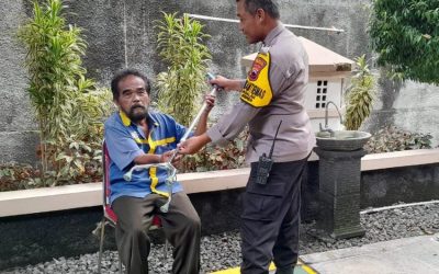 Bhabinkamtibmas Jagalan Polsek Jebres Sambangi Warga, Serahkan Bantuan Alat Bantu Jalan