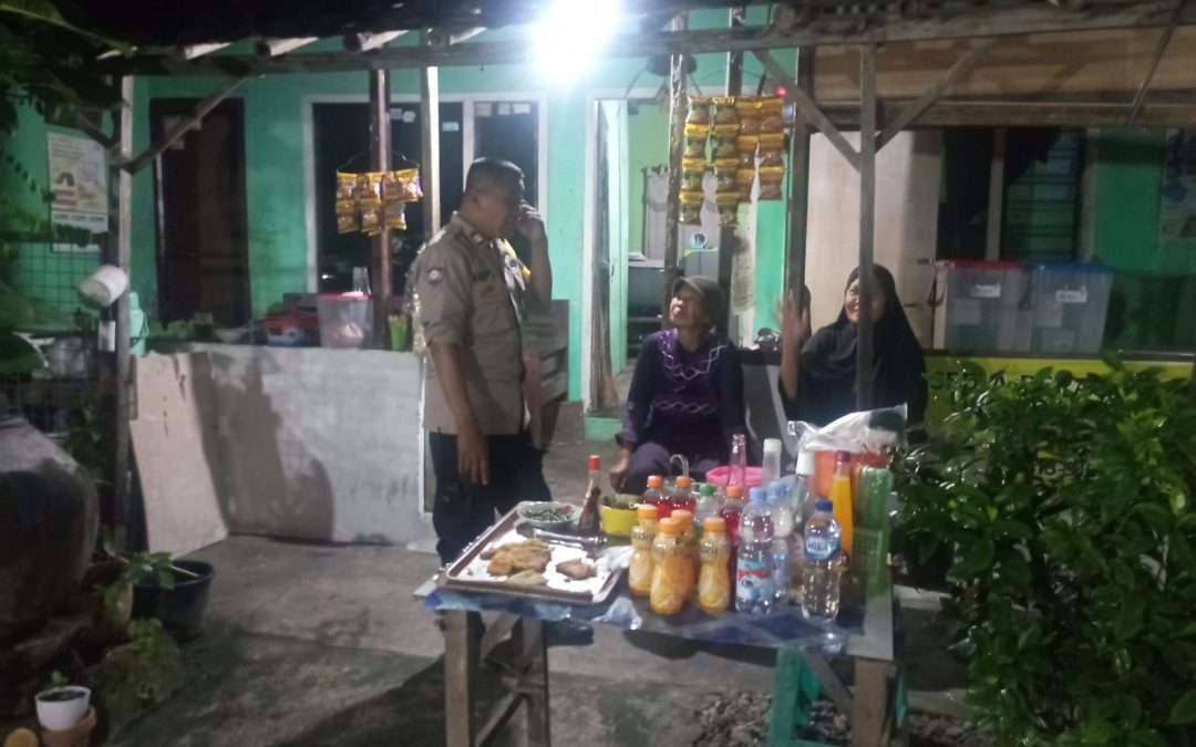 Bhabinkamtibmas Sondakan Laksanakan Sambang dan Patroli di Kegiatan Bazar Mutihan