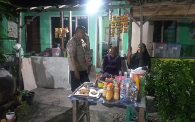 Bhabinkamtibmas Sondakan Laksanakan Sambang dan Patroli di Kegiatan Bazar Mutihan