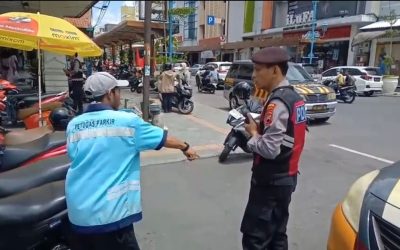 Satuan Samapta Polresta Surakarta Gelar Patroli Dialogis dengan Tukang Parkir di Plasa Singosaren Solo