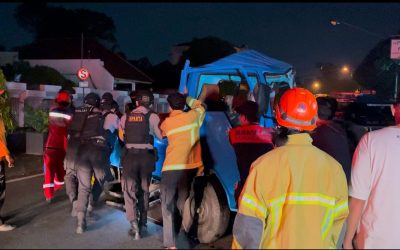 Respon Cepat Tim Sparta Samapta Polresta Surakarta Tangani Laka Lantas Pickup Bermuatan Buah Jambu