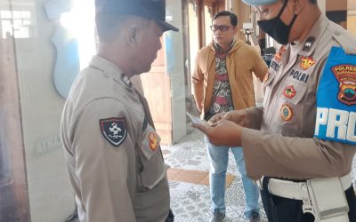 Seksi Propam Polresta Surakarta Laksanakan Pengecekan Personel Saat Serah Terima Piket di Lobby Mapolresta