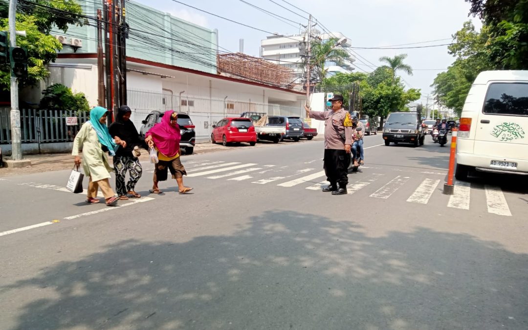 Bhabinkamtibmas Pasar Kliwon Laksanakan Sambang dan Turlalin saat Sholat Jumat di Masjid Asegaf