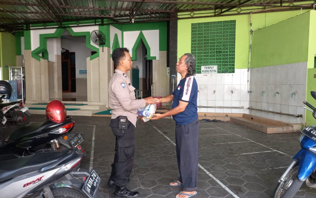 Peduli Tempat Ibadah, Bhabinkamtibmas Jayengan Serahkan Sarana Kontak ke Masjid di Wilayah Binaan