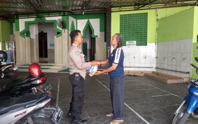 Peduli Tempat Ibadah, Bhabinkamtibmas Jayengan Serahkan Sarana Kontak ke Masjid di Wilayah Binaan