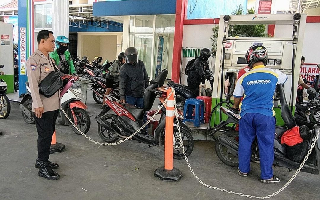 Cegah Gangguan Kamtibmas, Bhabinkamtibmas Pajang Laksanakan Pemantauan di SPBU
