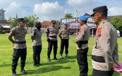 Kasi Propam Polresta Surakarta Laksanakan Pengecekan Disiplin Personel dalam Apel Pagi