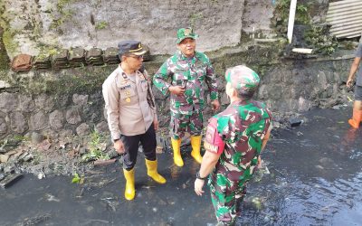 Kapolsek Jebres Hadiri Kegiatan Bersih-Bersih Sungai Kali Buntung dalam Rangka Harkitnas 2025