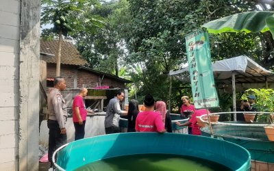 Dukung Ketahanan Pangan, Bhabinkamtibmas Karangasem Sambangi Warga Pembudidaya Lele