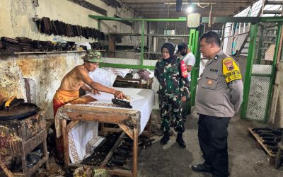 Bhabinkamtibmas Laweyan Sinergi Bersama Babinsa Sambangi Pekerja Batik, Berikan Imbauan Kamtibmas dan Semangat di Tengah Tantangan Ekonomi