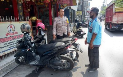 Bhabinkamtibmas Jayengan Sampaikan Pesan Kamtibmas ke Juru Parkir di Sepanjang Jalan Yos Sudarso dan Jalan Rajiman