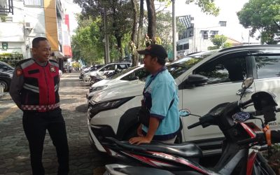 Unit Pam Obvit Samapta Polresta Surakarta Sambangi Tukang Parkir dalam Patroli Dialogis