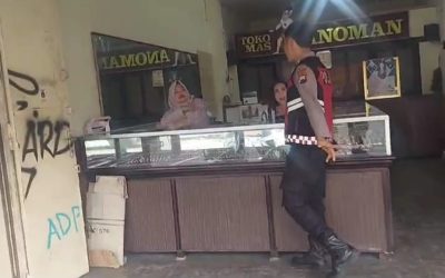 Satuan Samapta Polresta Surakarta Lakukan Patroli Dialogis di Pertokoan Jalan Dr. Rajiman