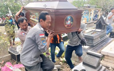 Bhabinkamtibmas Punggawan Lelayu Warga Binaan dan Ikut Angkat Jenazah, Wujud Kepedulian Polri di Tengah Masyarakat