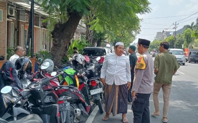 Bhabinkamtibmas Danukusuman Sampaikan Pesan Kamtibmas dan Sosialaisasikan SIOLOS Saat Salat Jumat di Masjid Kartini