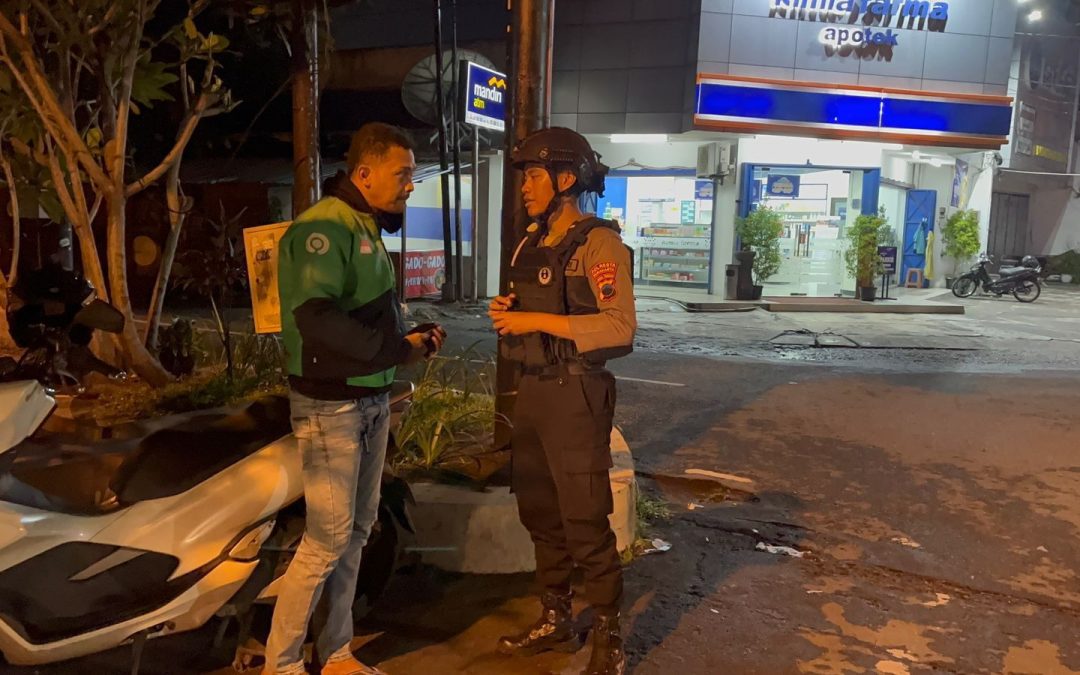 Tim Sparta Polresta Surakarta Gelar Patroli Malam, Sambangi Ojek Online dan Satpam Bank Sampaikan Pesan Kamtibmas