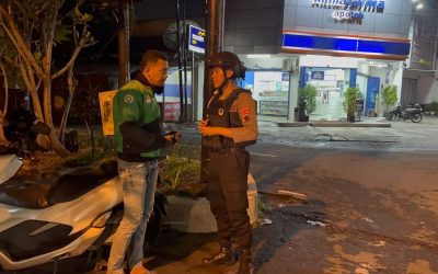 Tim Sparta Polresta Surakarta Gelar Patroli Malam, Sambangi Ojek Online dan Satpam Bank Sampaikan Pesan Kamtibmas