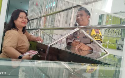 Bhabinkamtibmas Gajahan Bersama Linmas Gelar Patroli Dialogis di Pertokoan Emas Dr. Radjiman