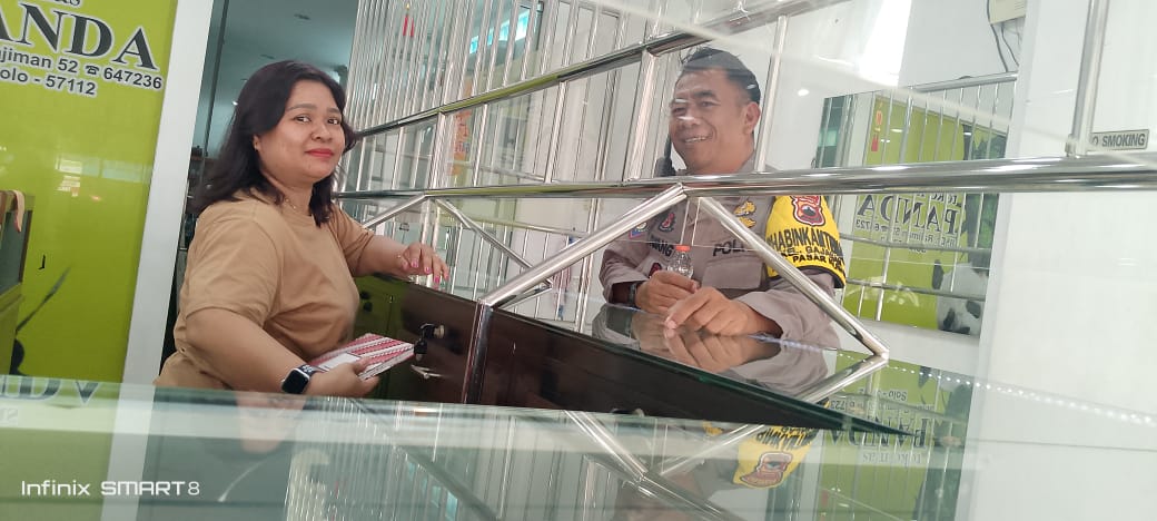 Bhabinkamtibmas Gajahan Bersama Linmas Gelar Patroli Dialogis di Pertokoan Emas Dr. Radjiman