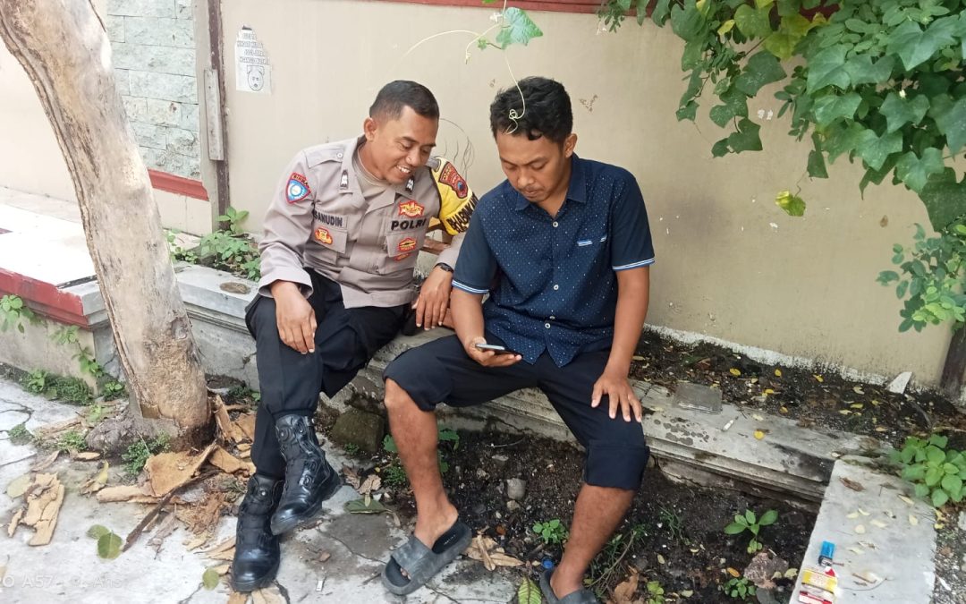 Bhabinkamtibmas Purwosari Sambangi Warga RW 05 Purwotomo, Sosialisasikan Aplikasi Si Olos