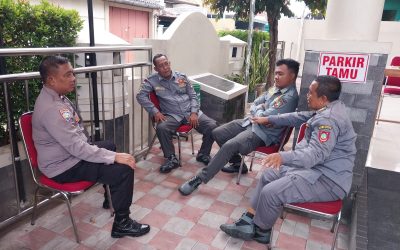 Bhabinkamtibmas Tipes Sambangi Piket Linmas, Sampaikan Pesan Kamtibmas dan Sosialisasi Aplikasi Si Olos