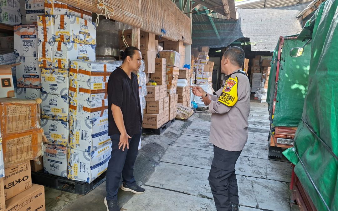 Bhabinkamtibmas Timuran Lakukan Sambang dan Patroli ke Toko Berkat Pekacing