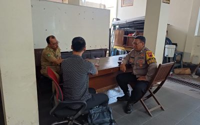 Bhabinkamtibmas Setabelan Ajak Tokoh Pemuda dan Pemerintah Kelurahan Waspadai Cuaca Ekstrem