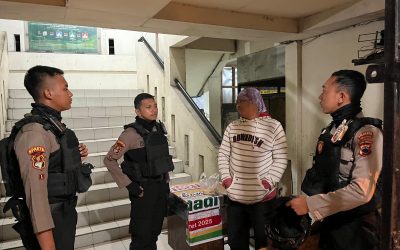 Tim Sparta Polresta Surakarta Sambangi Petugas Jaga Malam Pasar dalam Patroli Dialogis