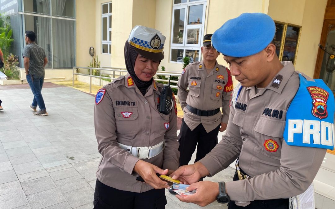 Tegakkan Disiplin, Seksi Propam Polresta Surakarta Lakukan Pengecekan Personil