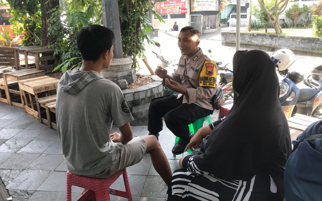Bhabinkamtibma Kepatihan Wetan Sambangi Warga Yang Ikut Seleksi Calon Anggota Linmas