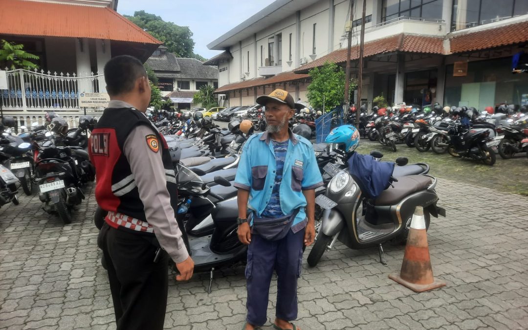 Sat Samapta Polresta Surakarta Sambangi Juru Parkir Pasar Tradisional, Sampaikan Pesan Kamtibmas
