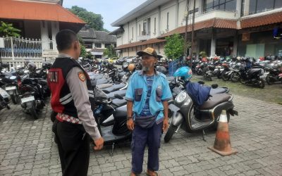 Sat Samapta Polresta Surakarta Sambangi Juru Parkir Pasar Tradisional, Sampaikan Pesan Kamtibmas