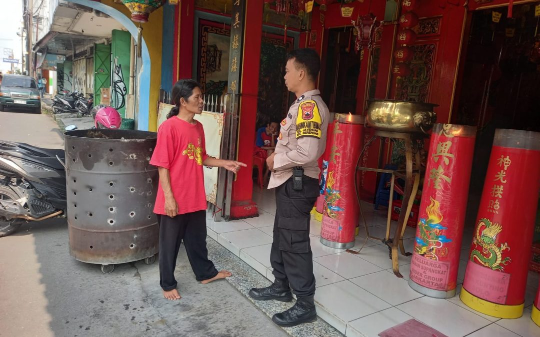 Bhabinkamtibmas Jayengan Sambang Kamtibmas ke Permukiman dan Klenteng Poo An Kiong, Sampaikan Pesan Keamanan