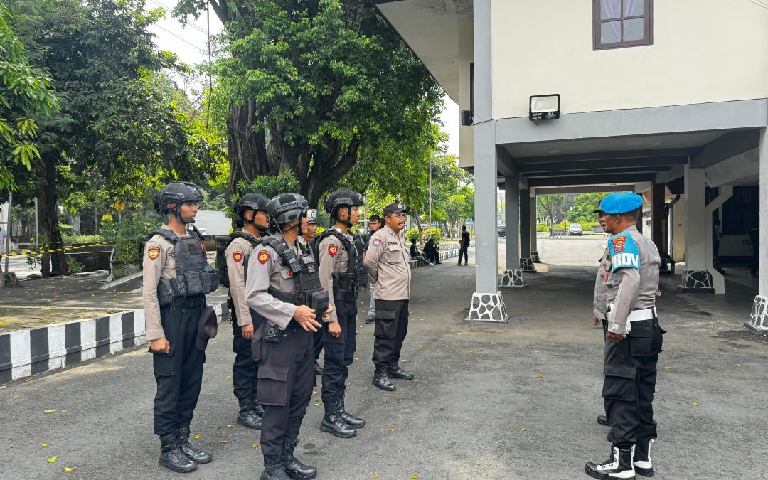 Seksi Propam Polresta Surakarta Lakukan Pengecekan Kerapian Personel Sat Samapta Jelang Pengamanan Liga 4 di Stadion Sriwedari