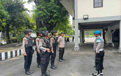 Seksi Propam Polresta Surakarta Lakukan Pengecekan Kerapian Personel Sat Samapta Jelang Pengamanan Liga 4 di Stadion Sriwedari