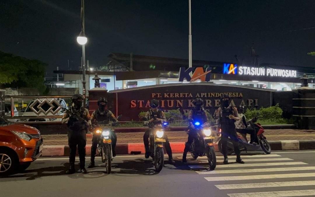 Tim Sparta Sat Samapta Polresta Surakarta Gelar Patroli Dialogis di Stasiun Solo Balapan, Antisipasi Premanisme dan Kenakalan Remaja