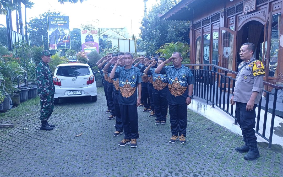 Bhabinkamtibmas Timuran Gelar Sambang dan Patroli Sambil Latihan PBB dan Pembinaan Fisik di Kelurahan