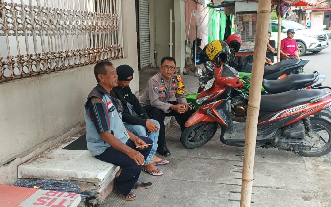 Bhabinkamtibmas Gilingan Ajak Tukang Ojek dan Jukir Tertib Tarif dalam Sambang DDS