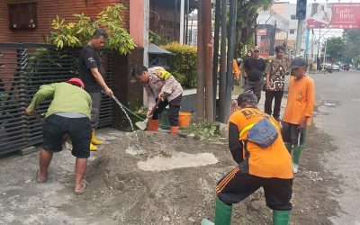 Bhabinkamtibmas Ketelan Bersama Laksanakan Sambang dan Kerja Bakti Pengecoran Jalan