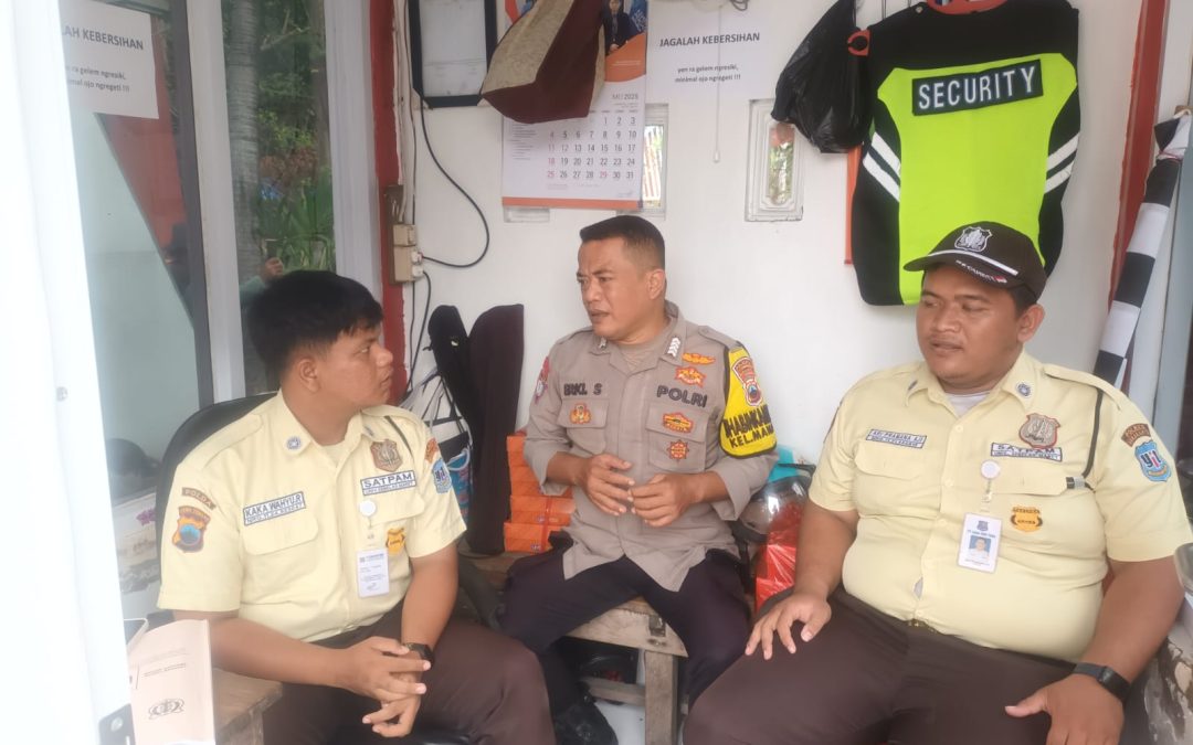 Bhabinkamtibmas Manahan Sambang dan Binluh Bersama Petugas Satpam SD Kristen Kalam Kudus