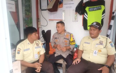 Bhabinkamtibmas Manahan Sambang dan Binluh Bersama Petugas Satpam SD Kristen Kalam Kudus