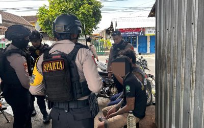 Tim Sparta Samapta Polresta Surakarta Amankan Dua Warga Pesta Miras di Depan SPBU Mojosongo