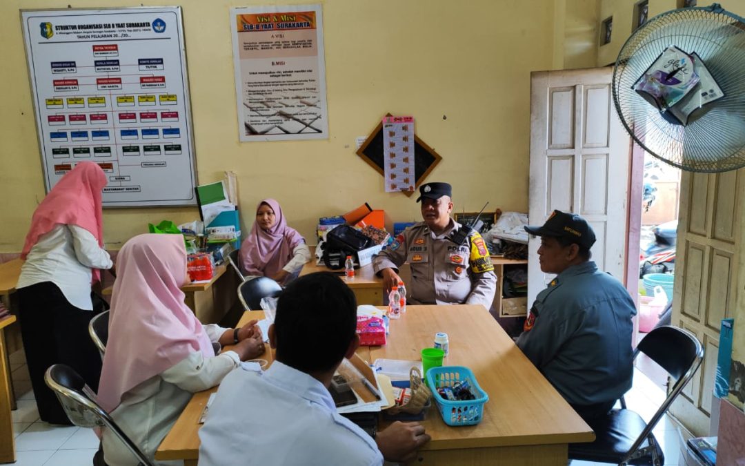 Bhabinkamtibmas Kelurahan Serengan Bersama Linmas Sambangi SLB B YAAT, Ajak Jaga Kebersihan Lingkungan