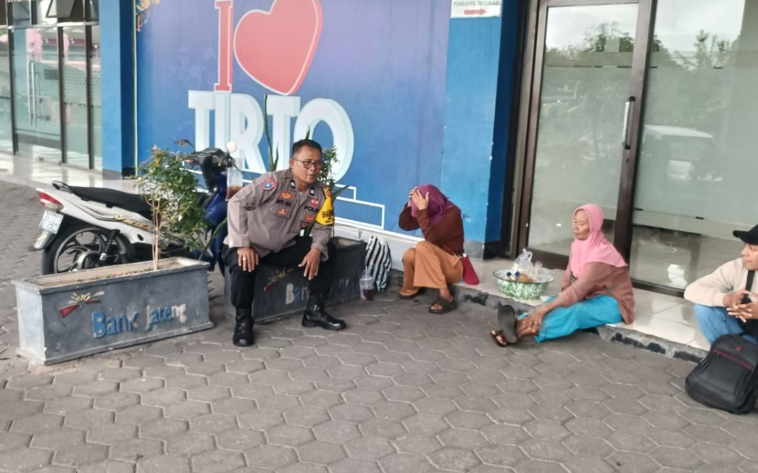 Bhabinkamtibmas Gilingan Sambangi Pedagang Asongan di Terminal Tirtonadi, Imbau Jaga Kebersihan dan Ketertiban