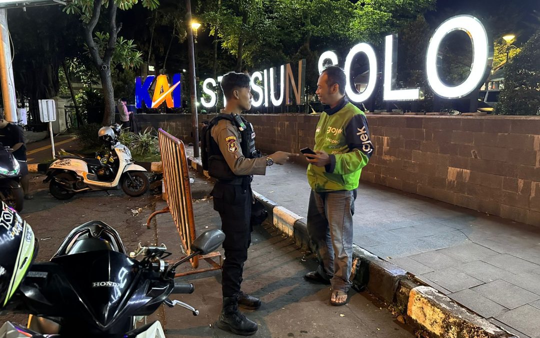 Tim Sparta Polresta Surakarta Gelar Patroli Dialogis Malam Hari Bersama Ojek Online