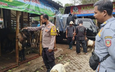 Jelang Idul Adha, Bhabinkamtibmas Kelurahan Mojo Laksanakan Sambang dan Patroli Dialogis di Pasar Kambing